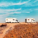 2 camping-cars sur la route dans le désert
