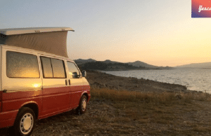 Yescapa le boom de la location de véhicules de loisirs 2.0 par Yoann Gilfriche Van garé en bordure de mer avec couché de soleil