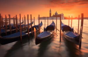 Venise en été : une expérience inoubliable Venise en été coucher de soleil sur gondoles