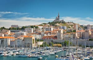 Découvrir Marseille : un voyage à travers monuments et sites emblématiques visiter Marseille - panorama vieux port et basilique