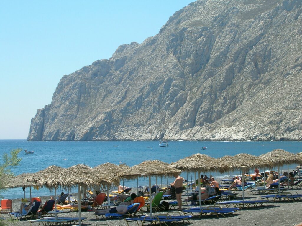 Santorin : visiter la Plage Noire de Kamari