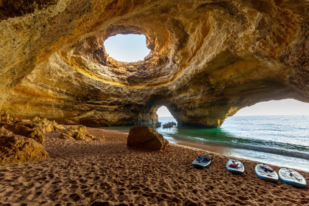 Grotte de Benagil en Algarve, Portugal. Planches à pagaie et plage