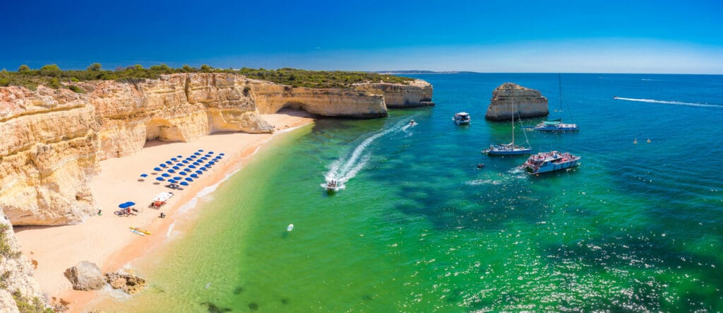 Vue aérienne de la plage Praia da Marinha et Malhada do Baraco - plages en Algarve, Portugal