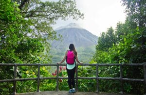 Circuit de 2 semaines au Costa Rica pour amateurs de nature Randonneuse regardant le volcan Arenal au Costa Rica