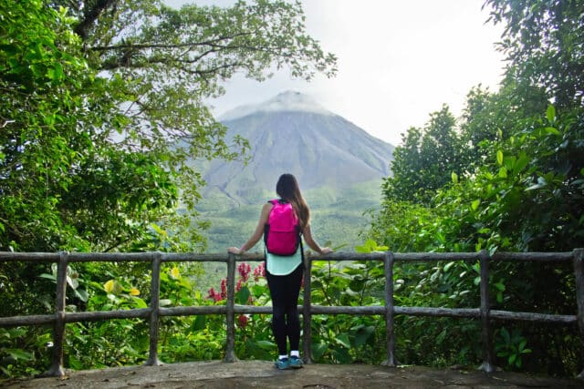 Randonneuse regardant le volcan Arenal au Costa Rica