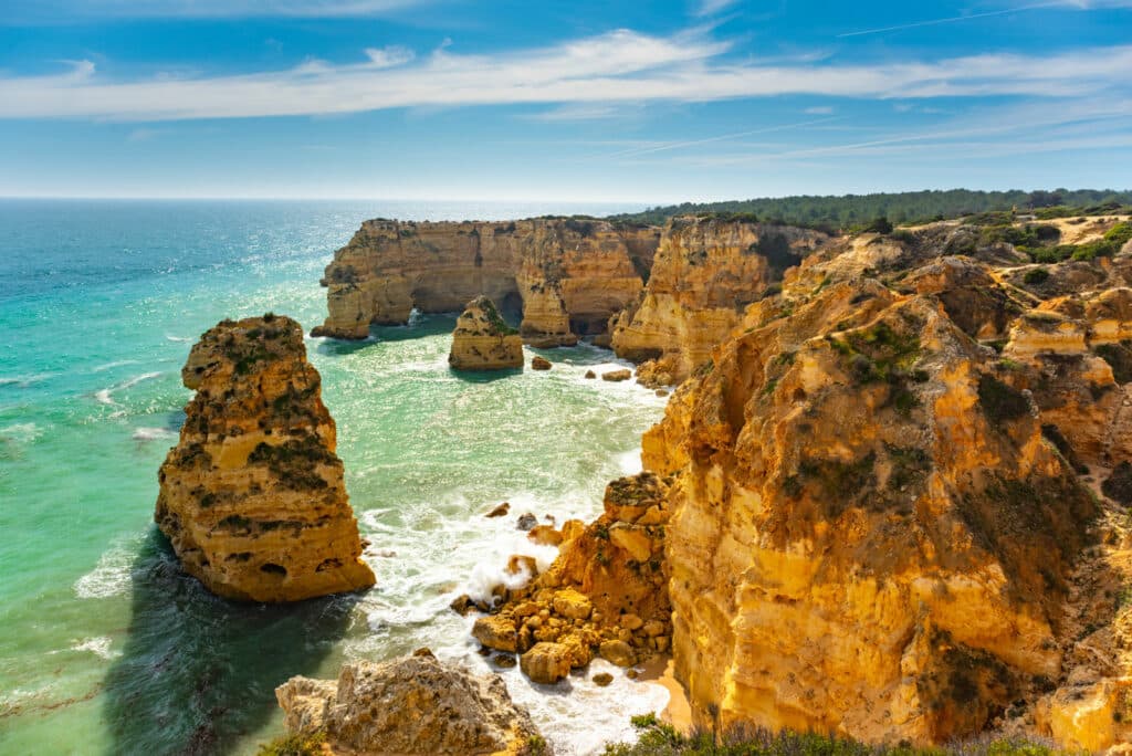 Grottes naturelles et plage, Algarve Portugal. Arches des sept vallées suspendues et eau de mer turquoise sur la côte du Portugal, dans la région de l'Algarve.