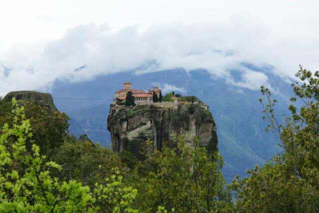 Vue panoramique d'un monastère religieux sur la montagne dans le village de Meteora en Grèce